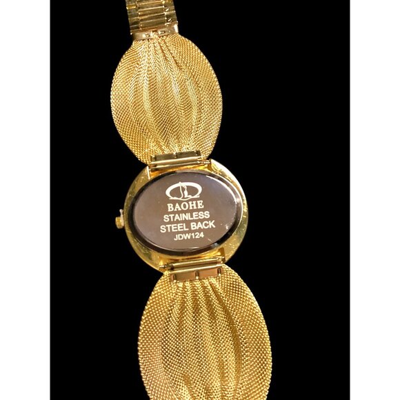 Elegant and sophisticated featuring an elliptical dial and mesh bracelet. - Picture 2 of 4